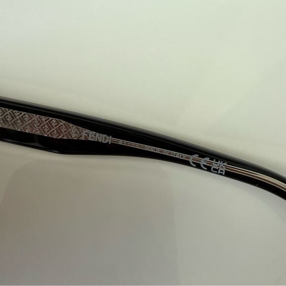 NEW!!! Fendi FE40105U 01A women sunglasses Authentic - Picture 5 of 7